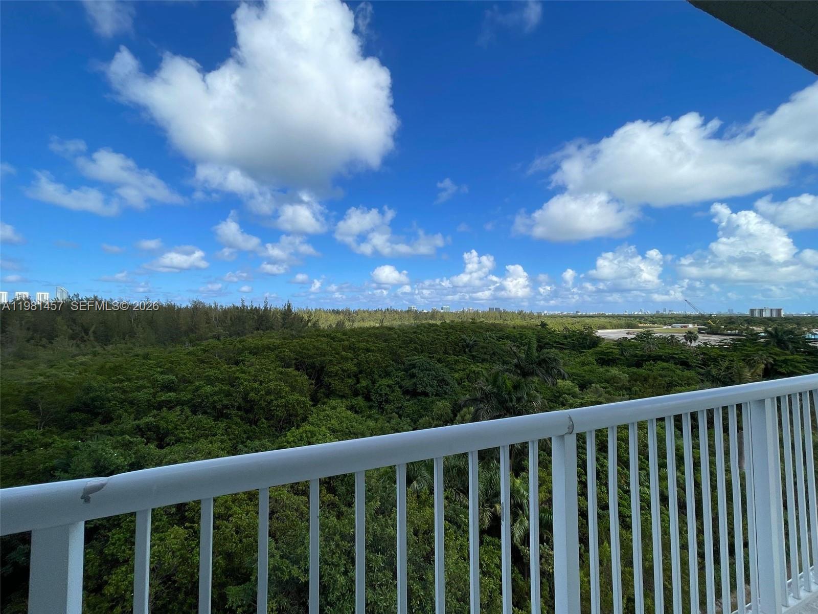 14951 Royal Oaks Ln #709 North Miami, FL 33181