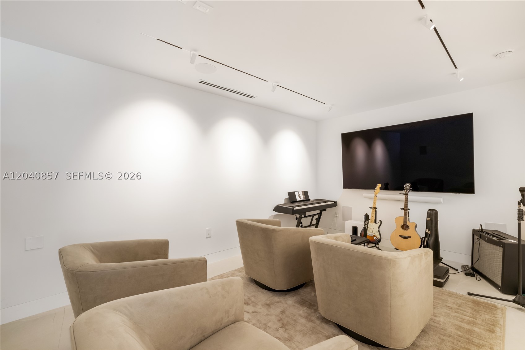 7180 E Lago Dr Coral Gables, FL 33143