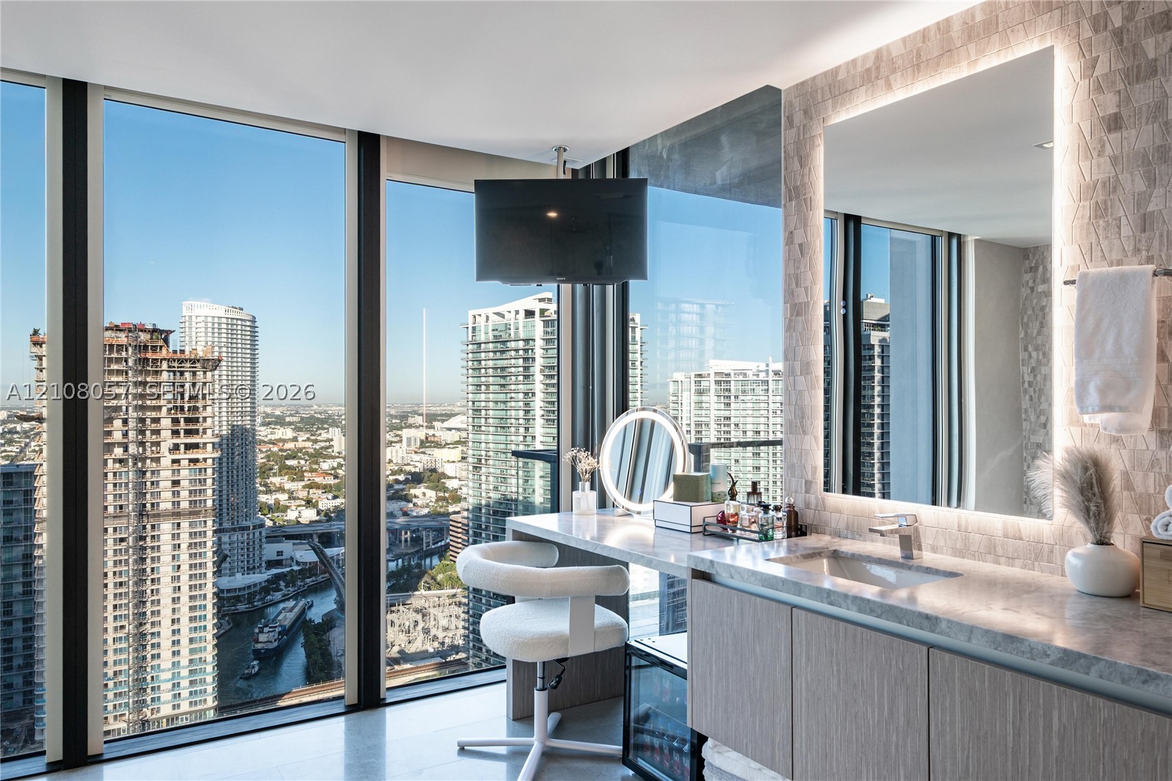 68 SE 6th St #3711 Miami, FL 33131