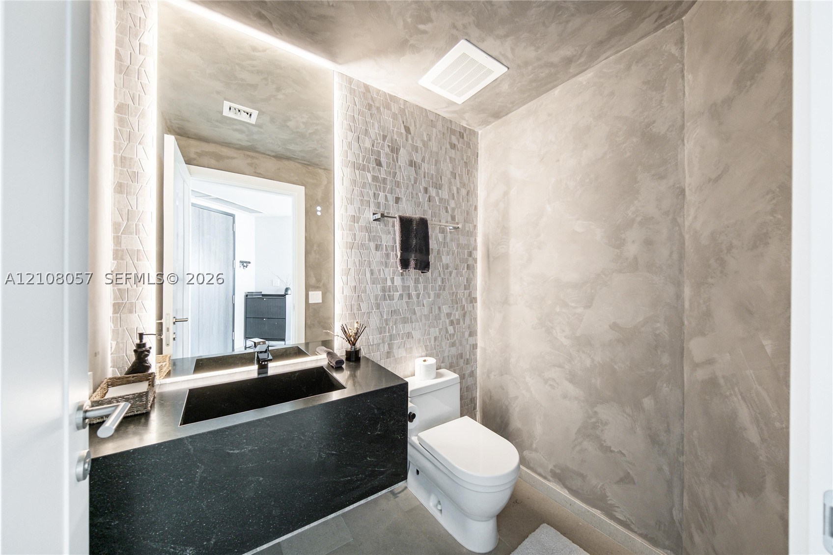 68 SE 6th St #3711 Miami, FL 33131