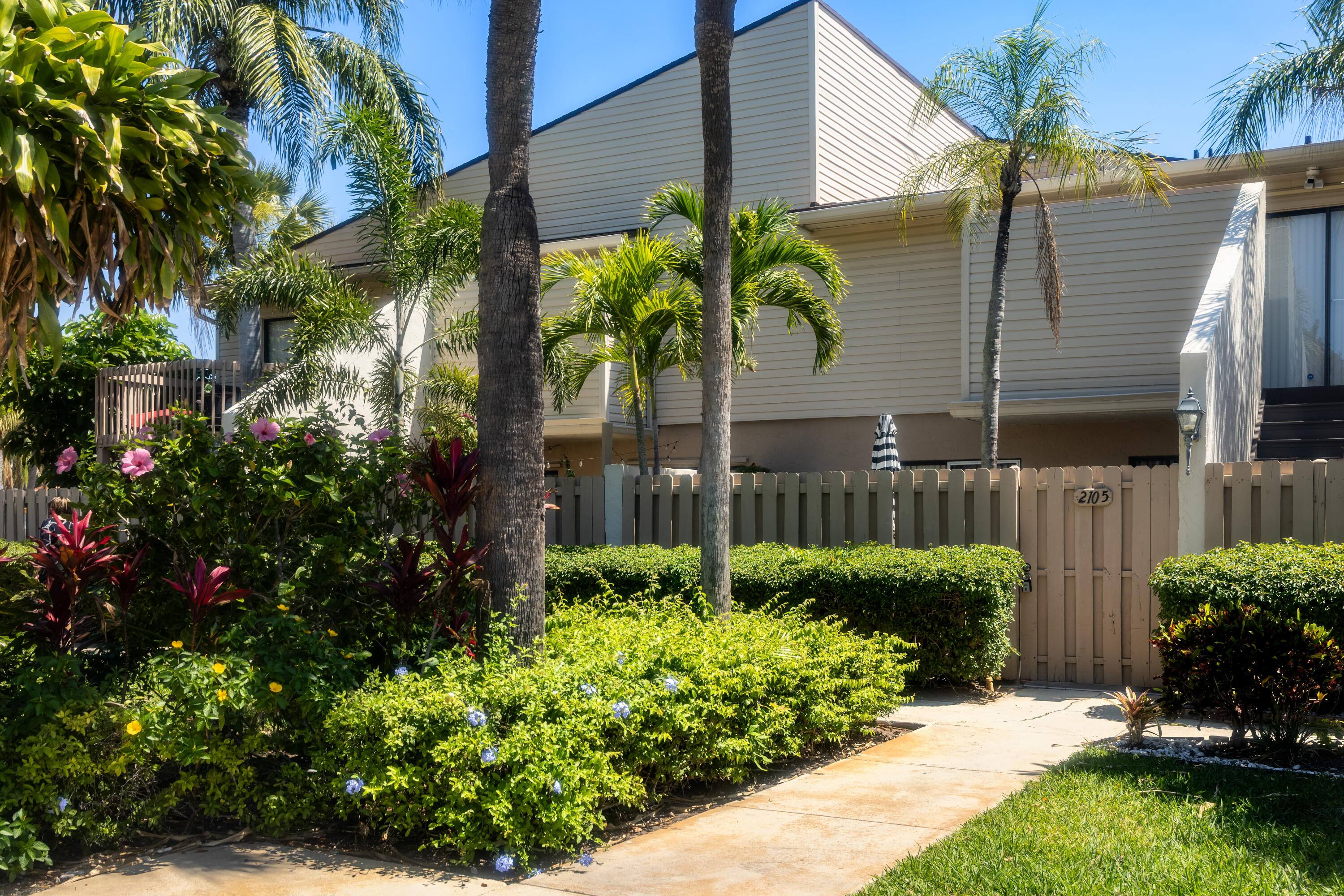 602 Executive Ctr #Unit 105