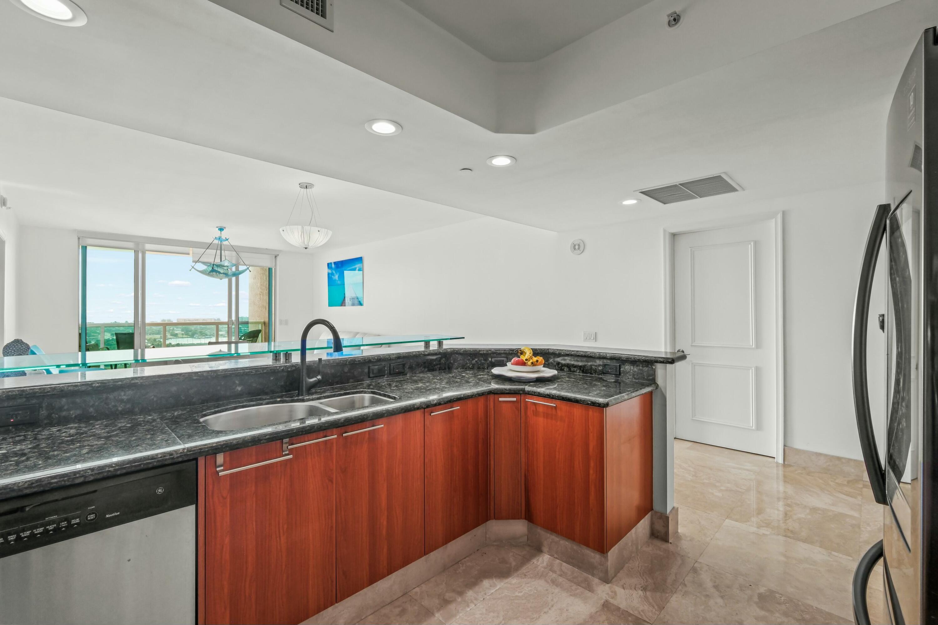 2640 Lake Shr #1710 Riviera Beach, FL 33404