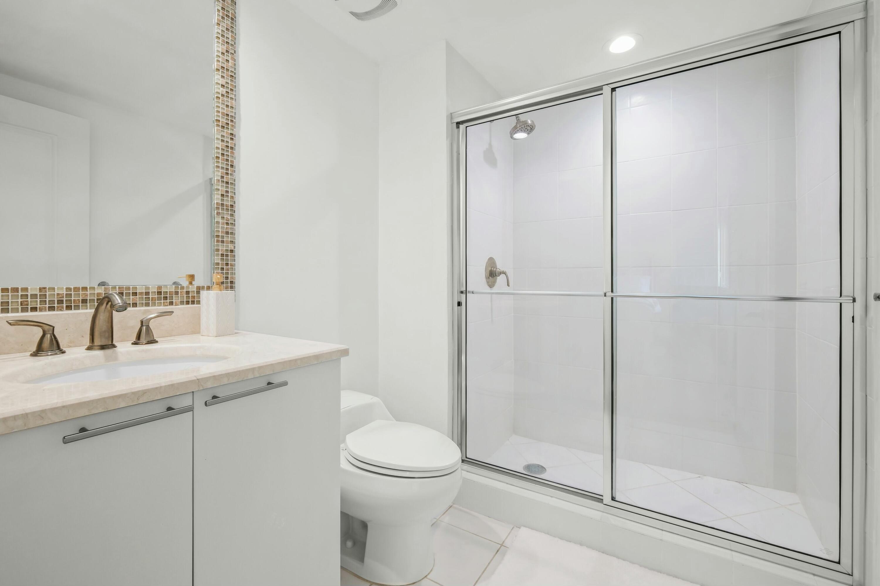 2640 Lake Shr #1710 Riviera Beach, FL 33404