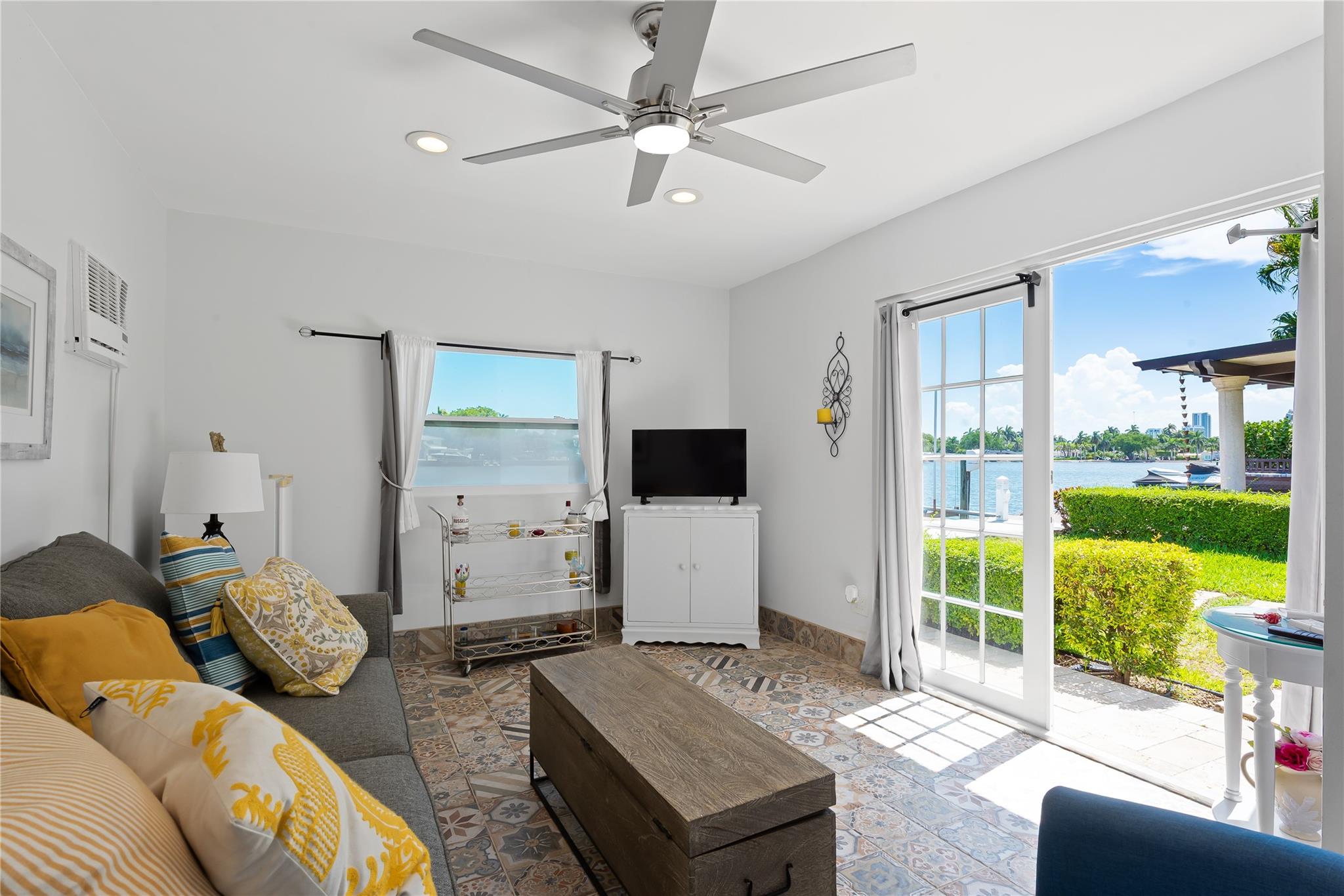 1100 N Northlake Dr Hollywood, FL 33019