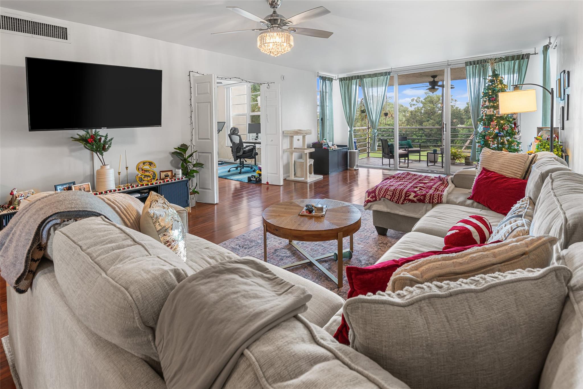 3930 Oaks Clubhouse Dr #304