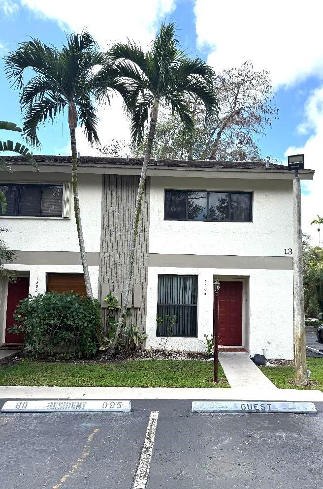 3082 S Oakland Frst #1306