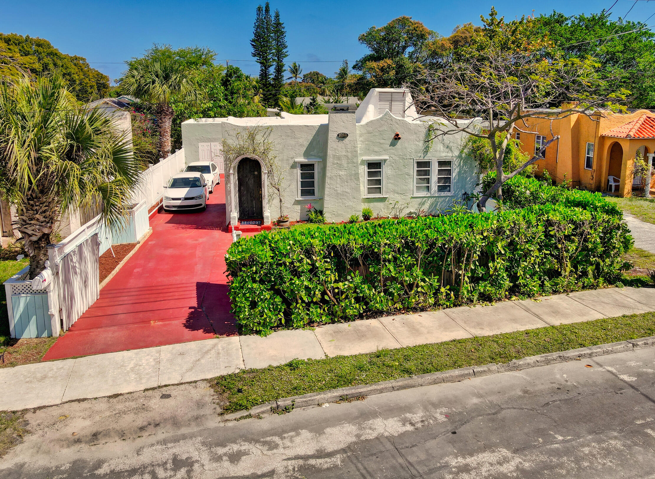 3210 Greenwood Ave