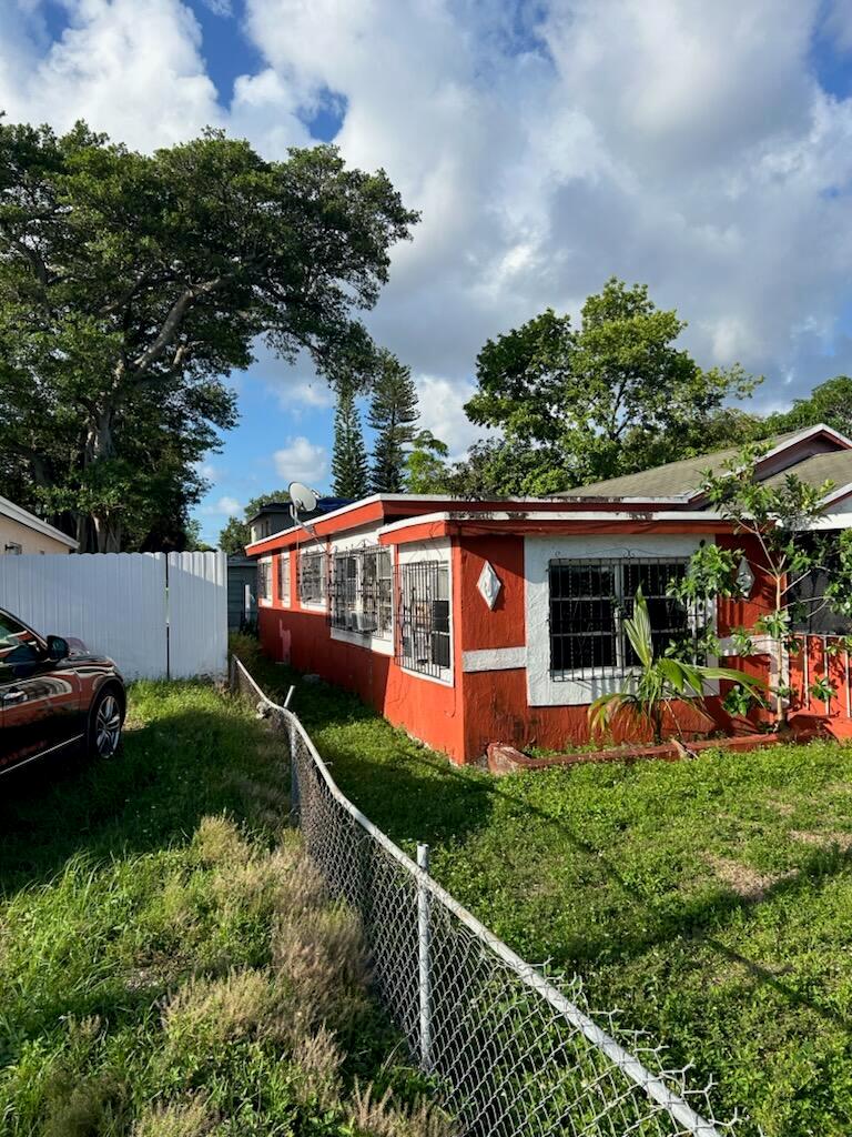 1220 NW 71st St Miami, FL 33147