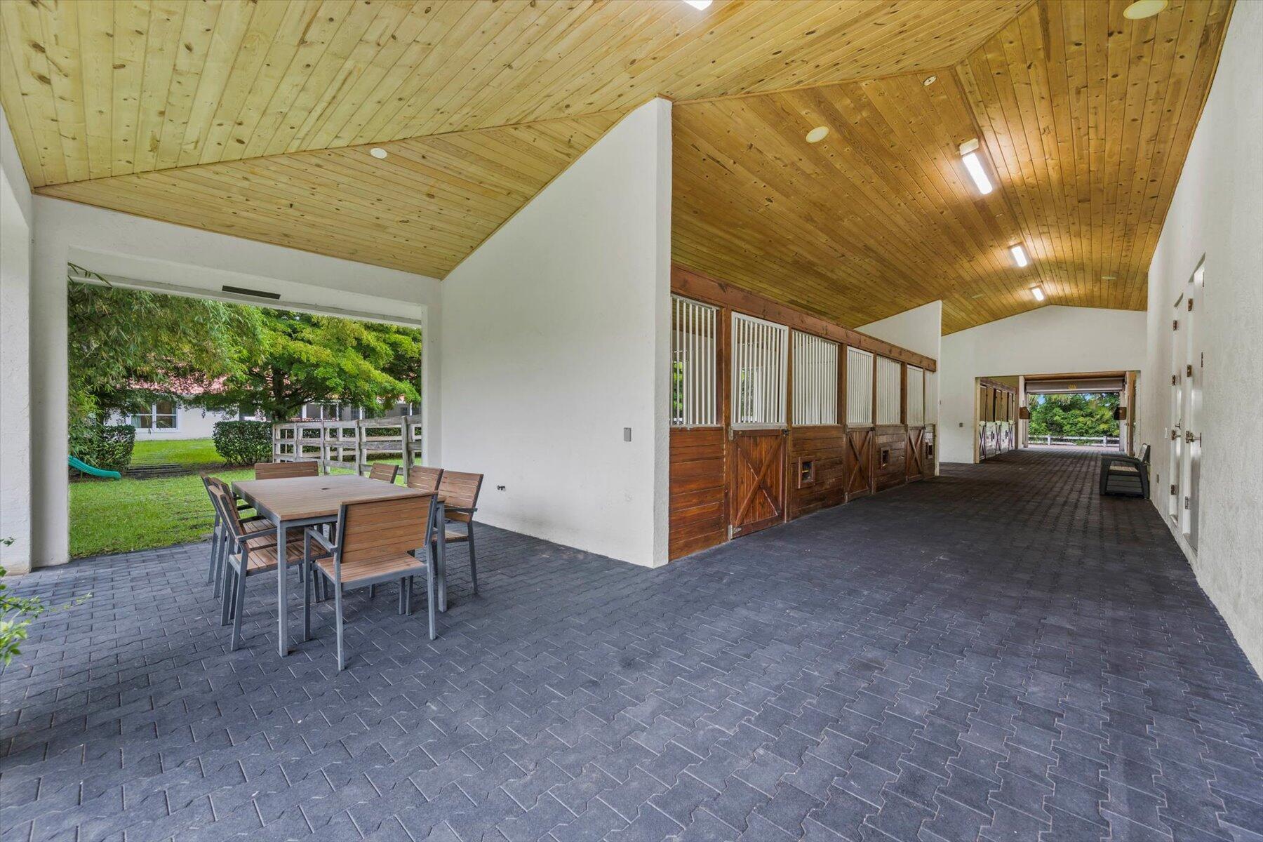 2439 Appaloosa Trl Wellington, FL 33414