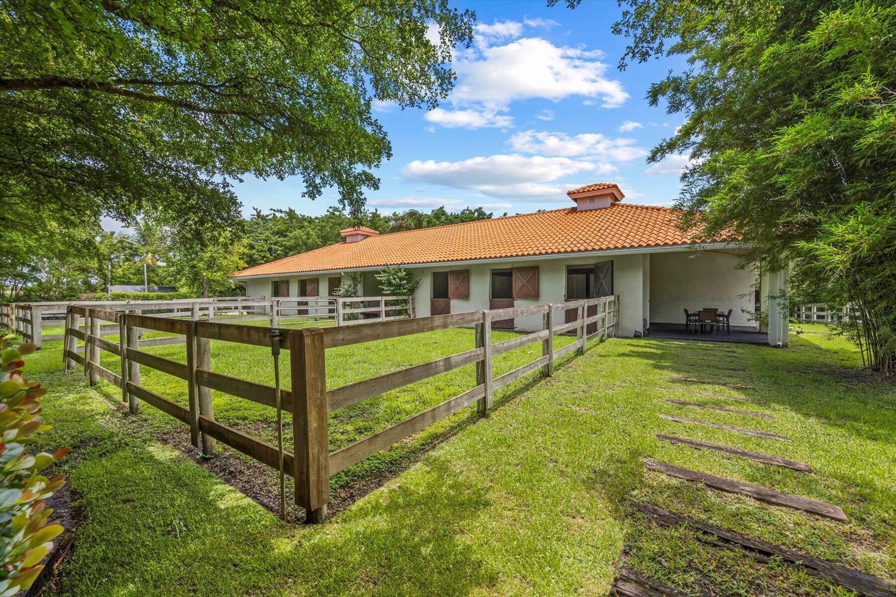 2439 Appaloosa Trl Wellington, FL 33414