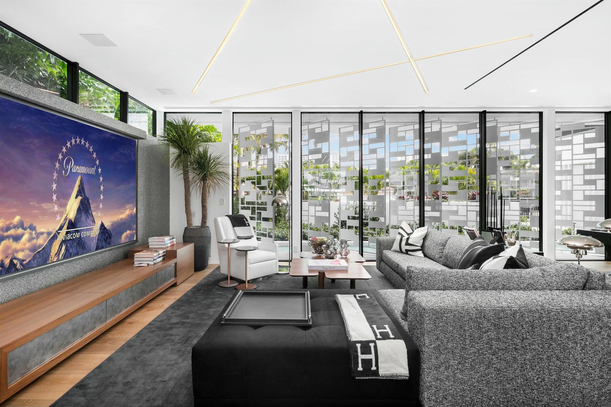 2633 Spanish Riv Rd Boca Raton, FL 33432