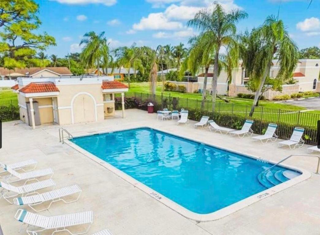 4260 Village #B Delray Beach, FL 33445
