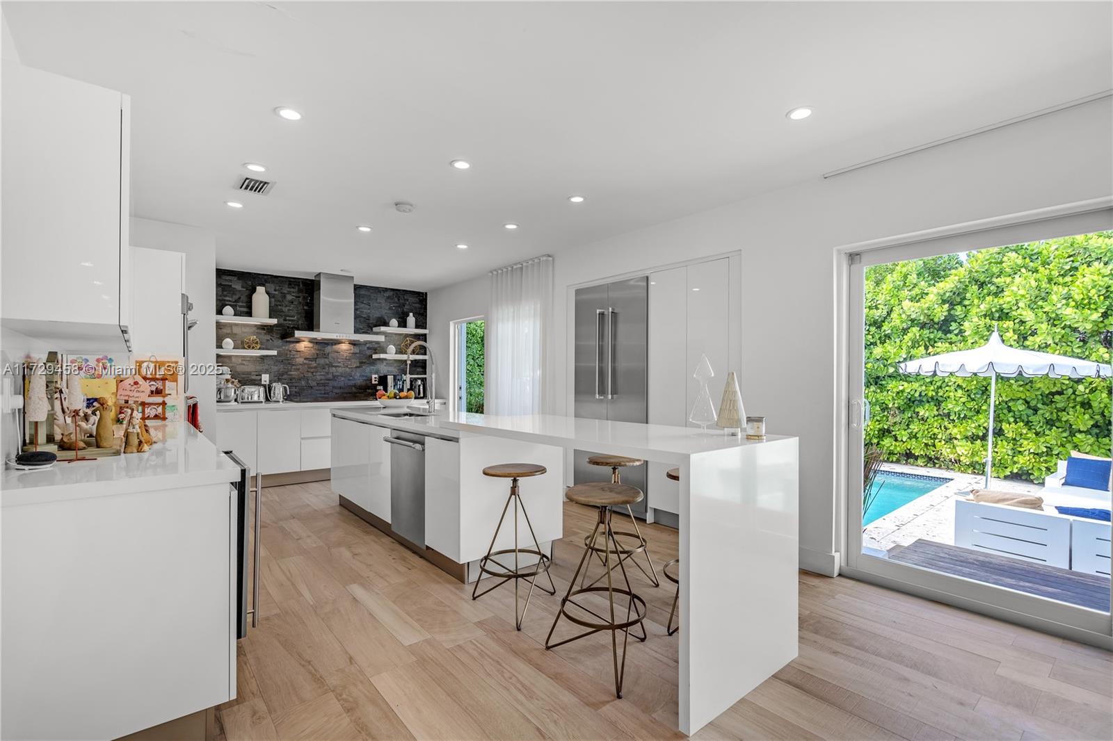 290 E Shore Dr E Miami, FL 33133