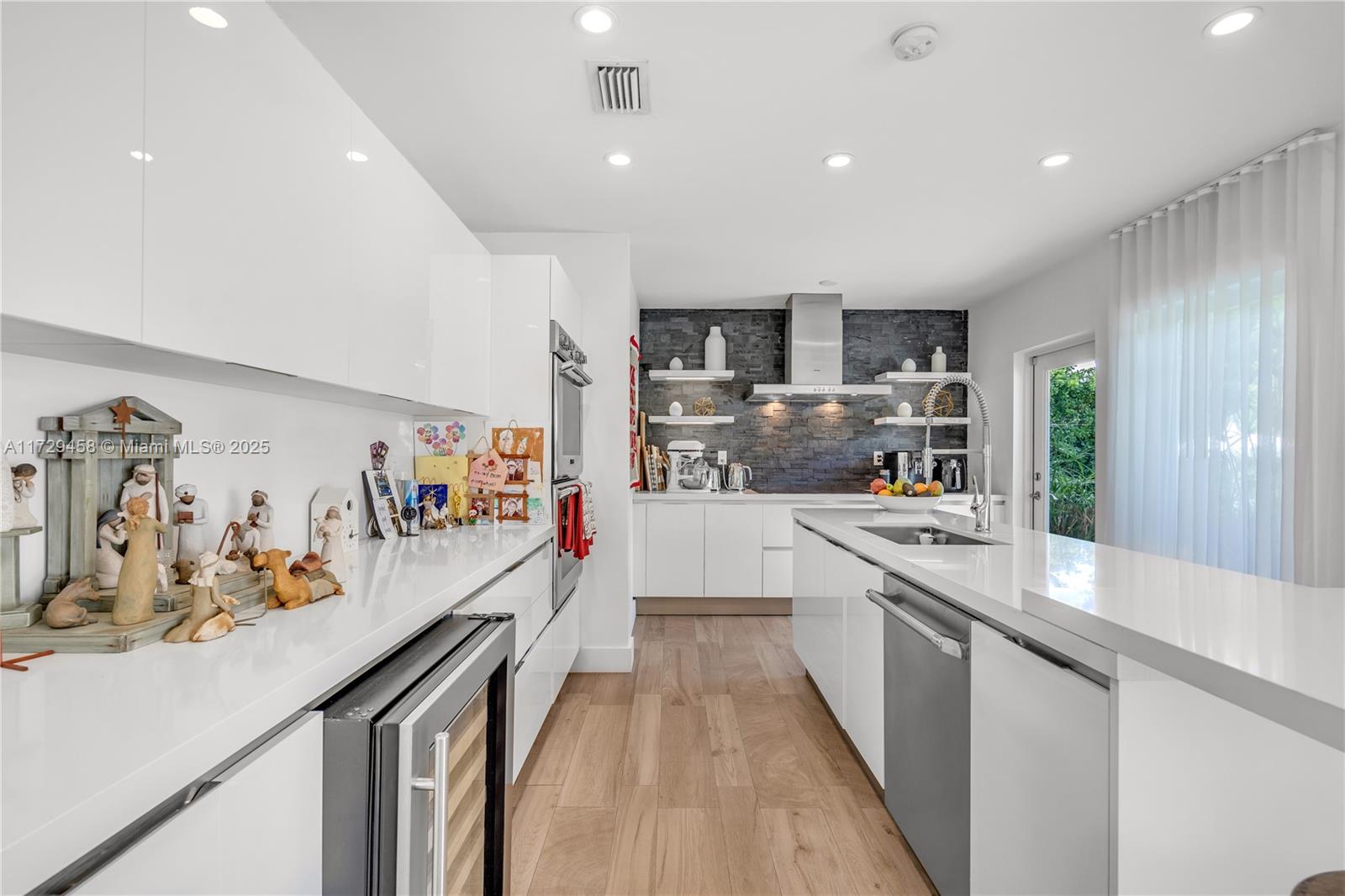 290 E Shore Dr E Miami, FL 33133