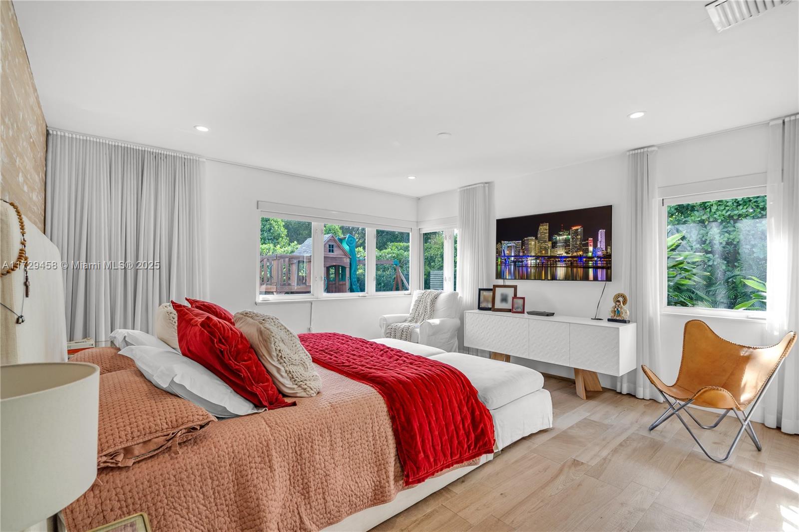 290 E Shore Dr E Miami, FL 33133