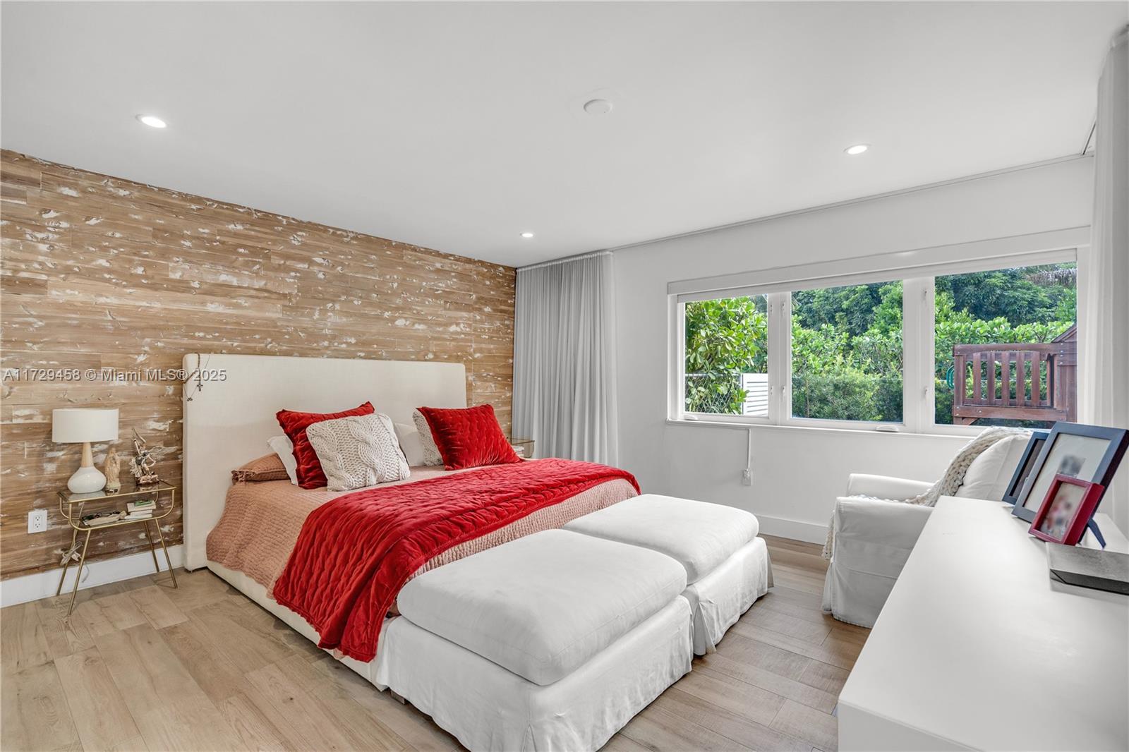 290 E Shore Dr E Miami, FL 33133