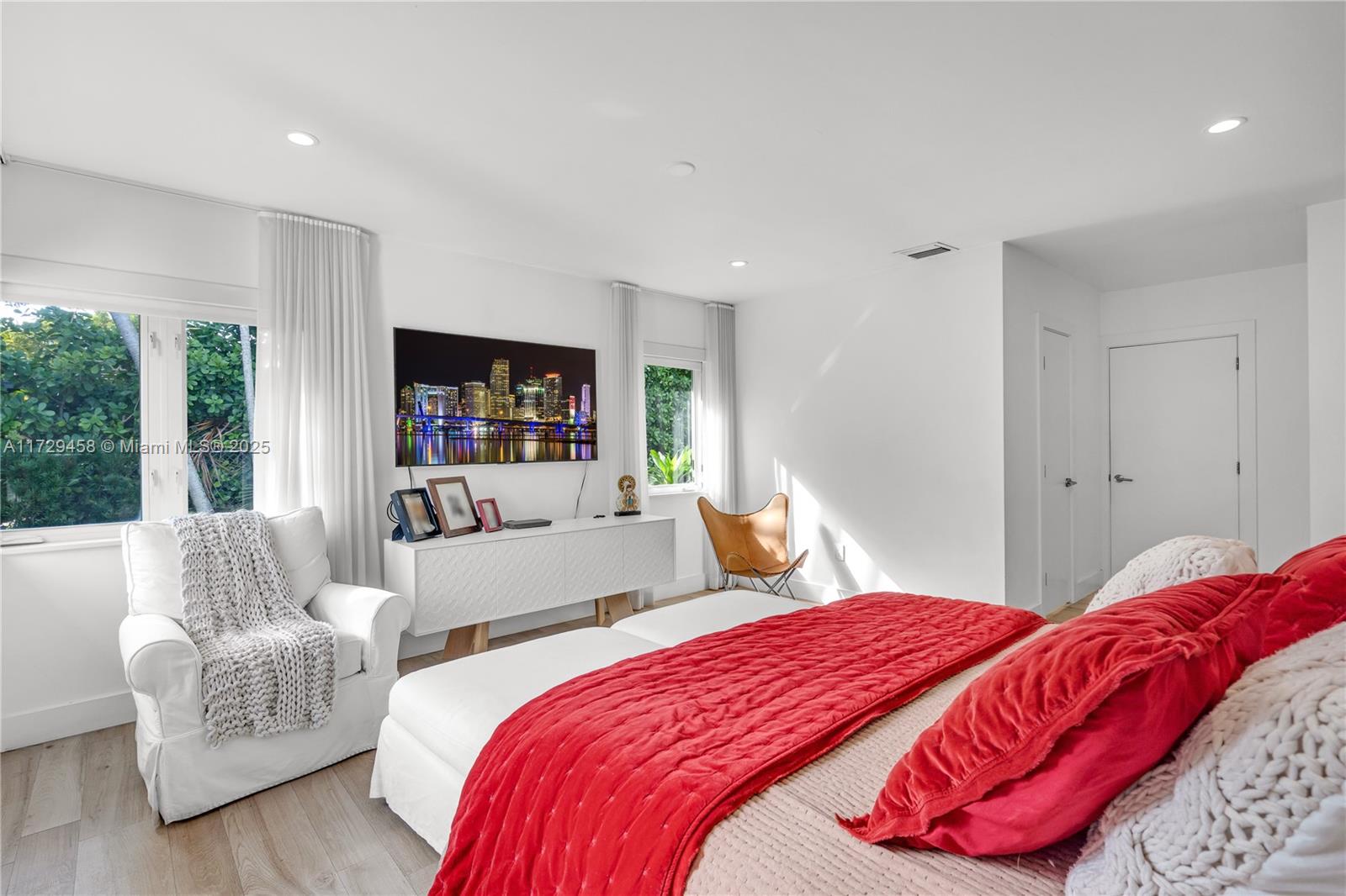 290 E Shore Dr E Miami, FL 33133