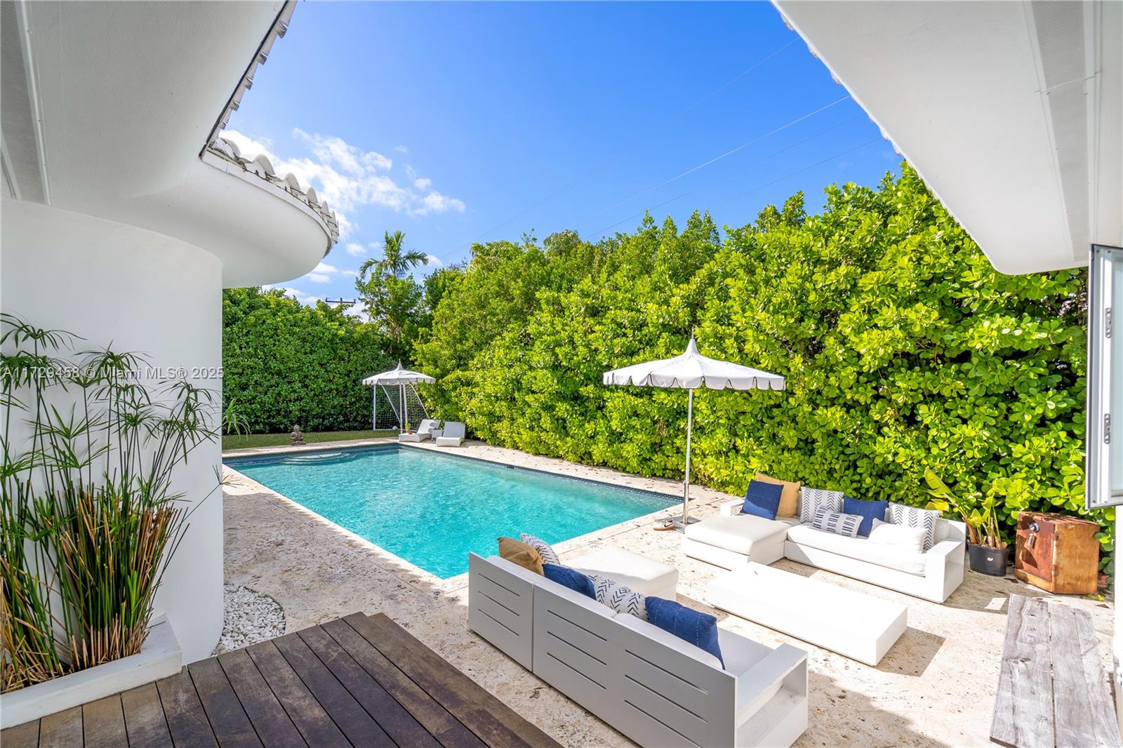 290 E Shore Dr E Miami, FL 33133