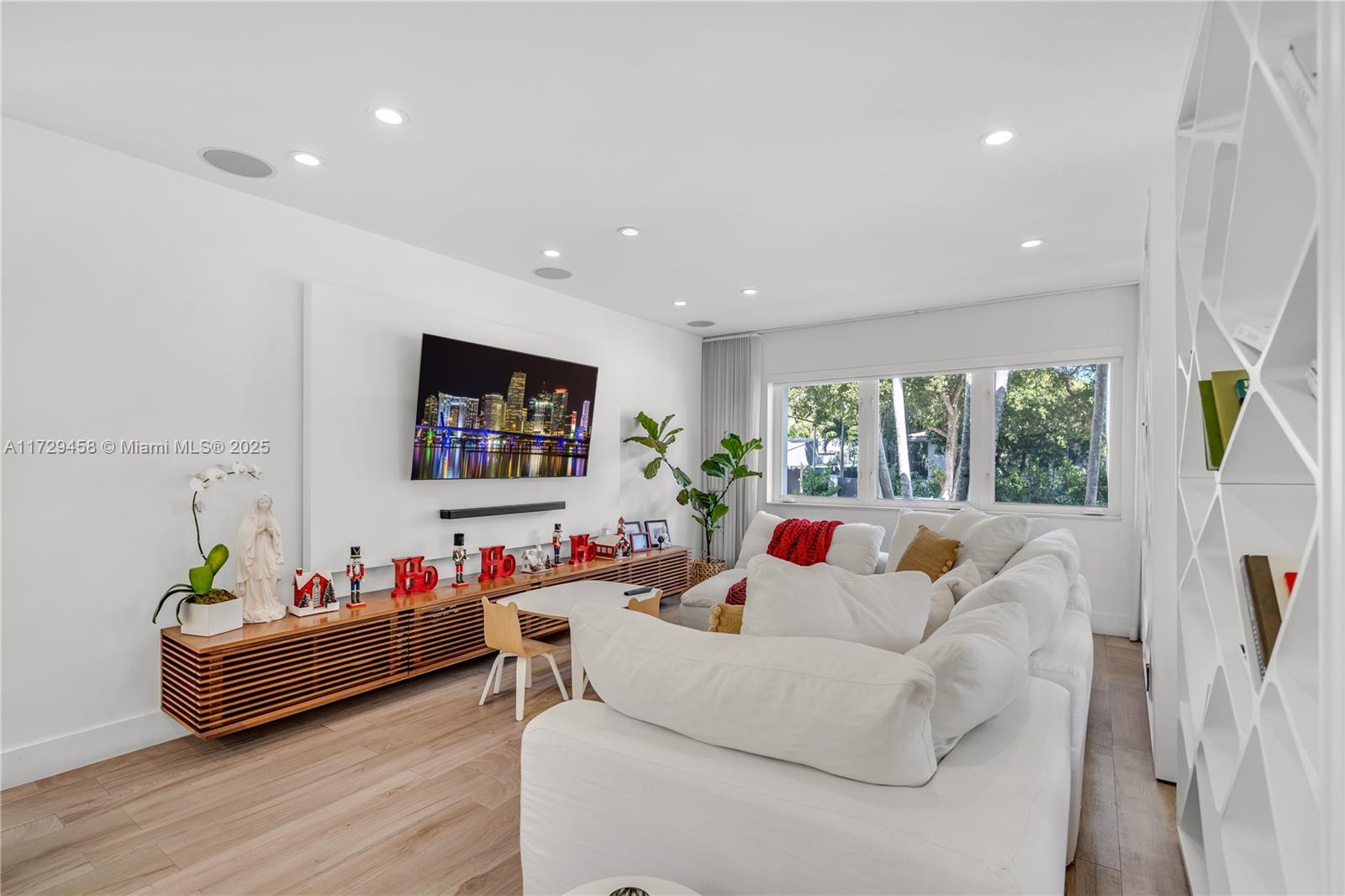 290 E Shore Dr E Miami, FL 33133