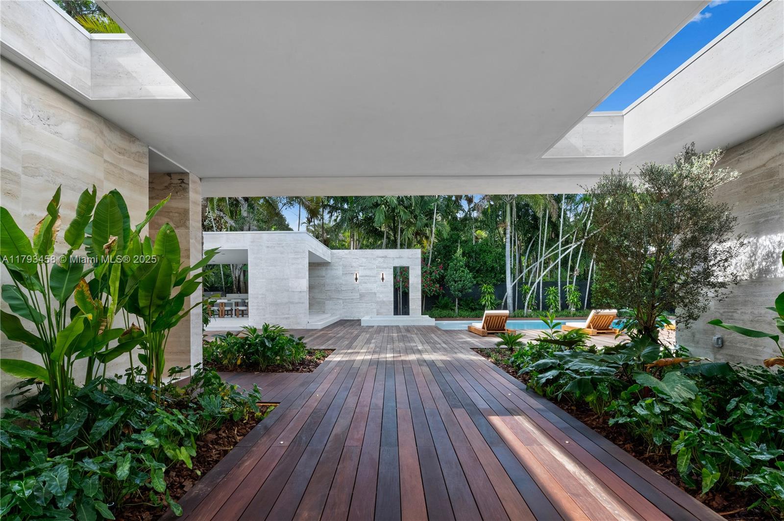 4040 Kiaora St Miami, FL 33133