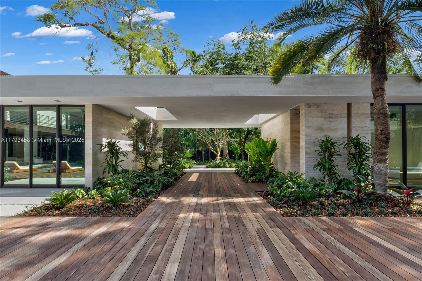 4040 Kiaora St Miami, FL 33133