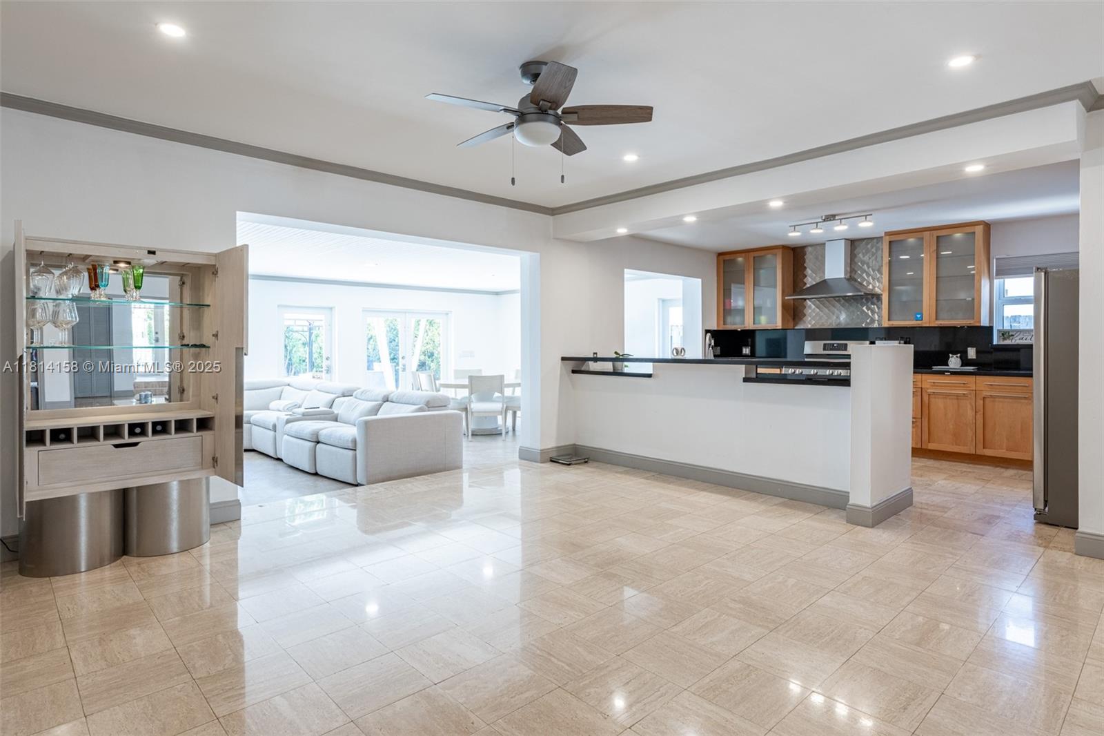 1430 Stillwater Dr #1430 Miami Beach, FL 33141