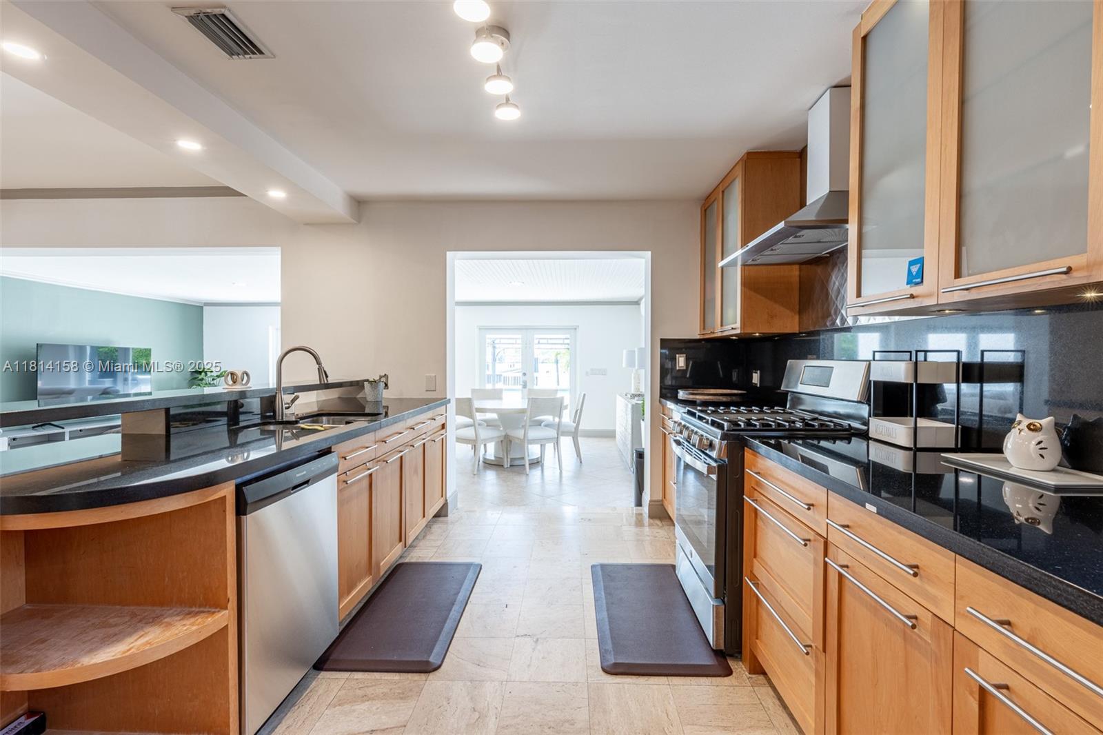 1430 Stillwater Dr #1430 Miami Beach, FL 33141