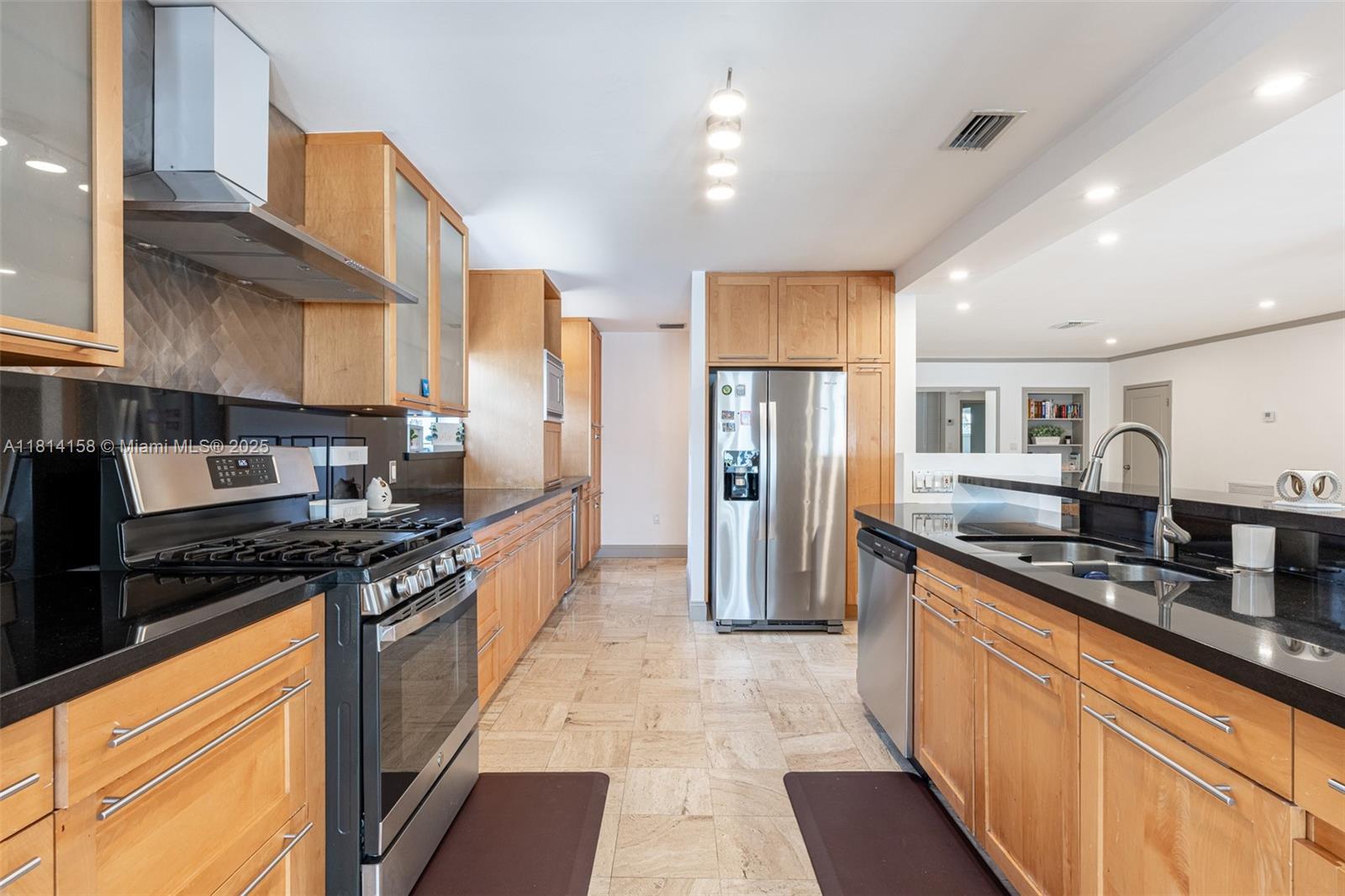 1430 Stillwater Dr #1430 Miami Beach, FL 33141