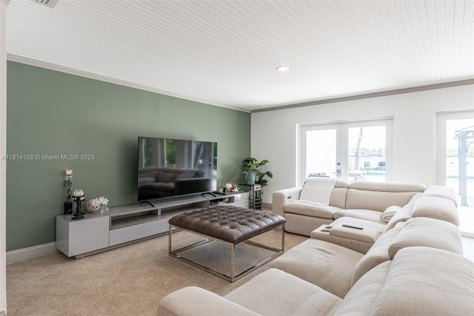 1430 Stillwater Dr #1430 Miami Beach, FL 33141