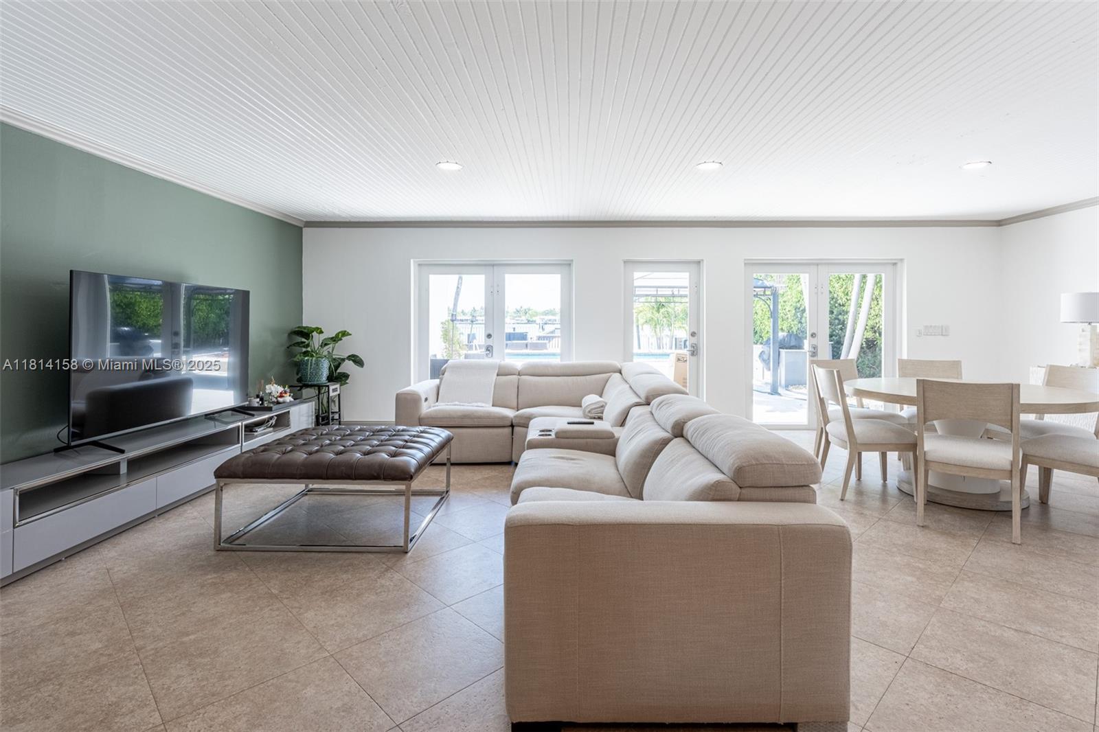 1430 Stillwater Dr #1430 Miami Beach, FL 33141