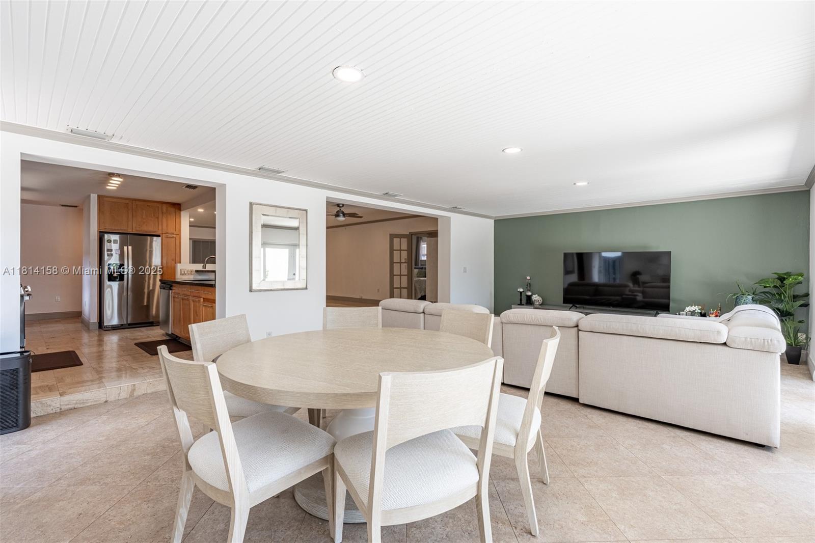 1430 Stillwater Dr #1430 Miami Beach, FL 33141