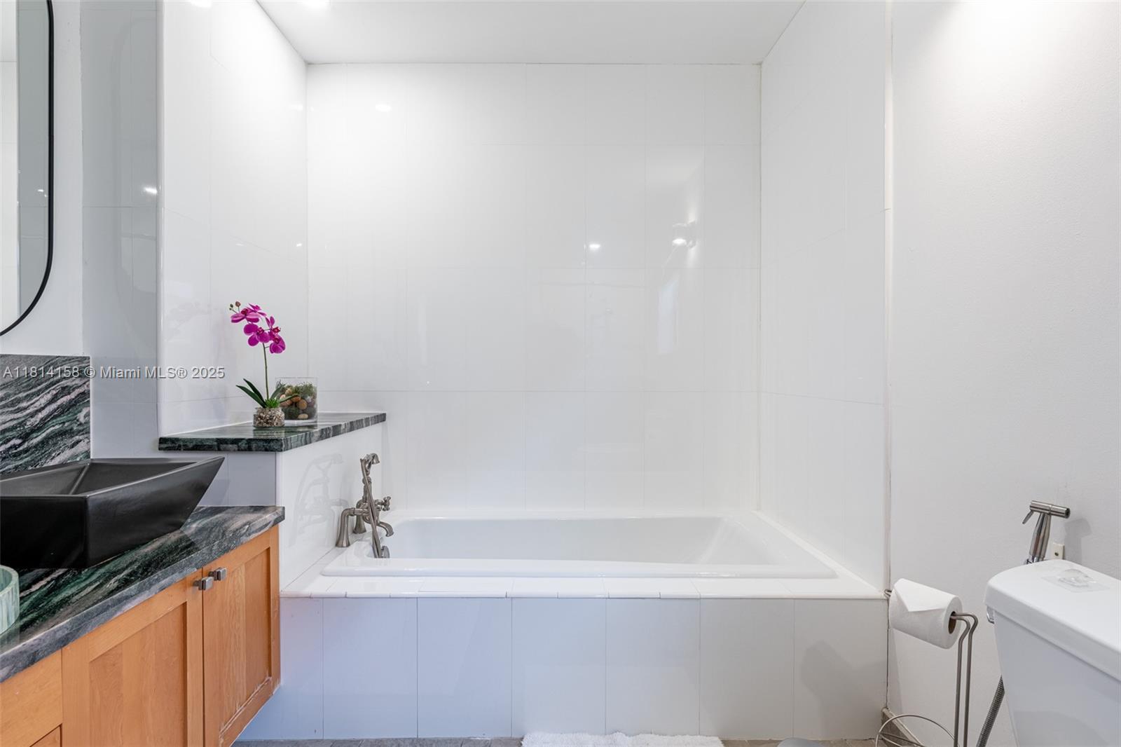 1430 Stillwater Dr #1430 Miami Beach, FL 33141