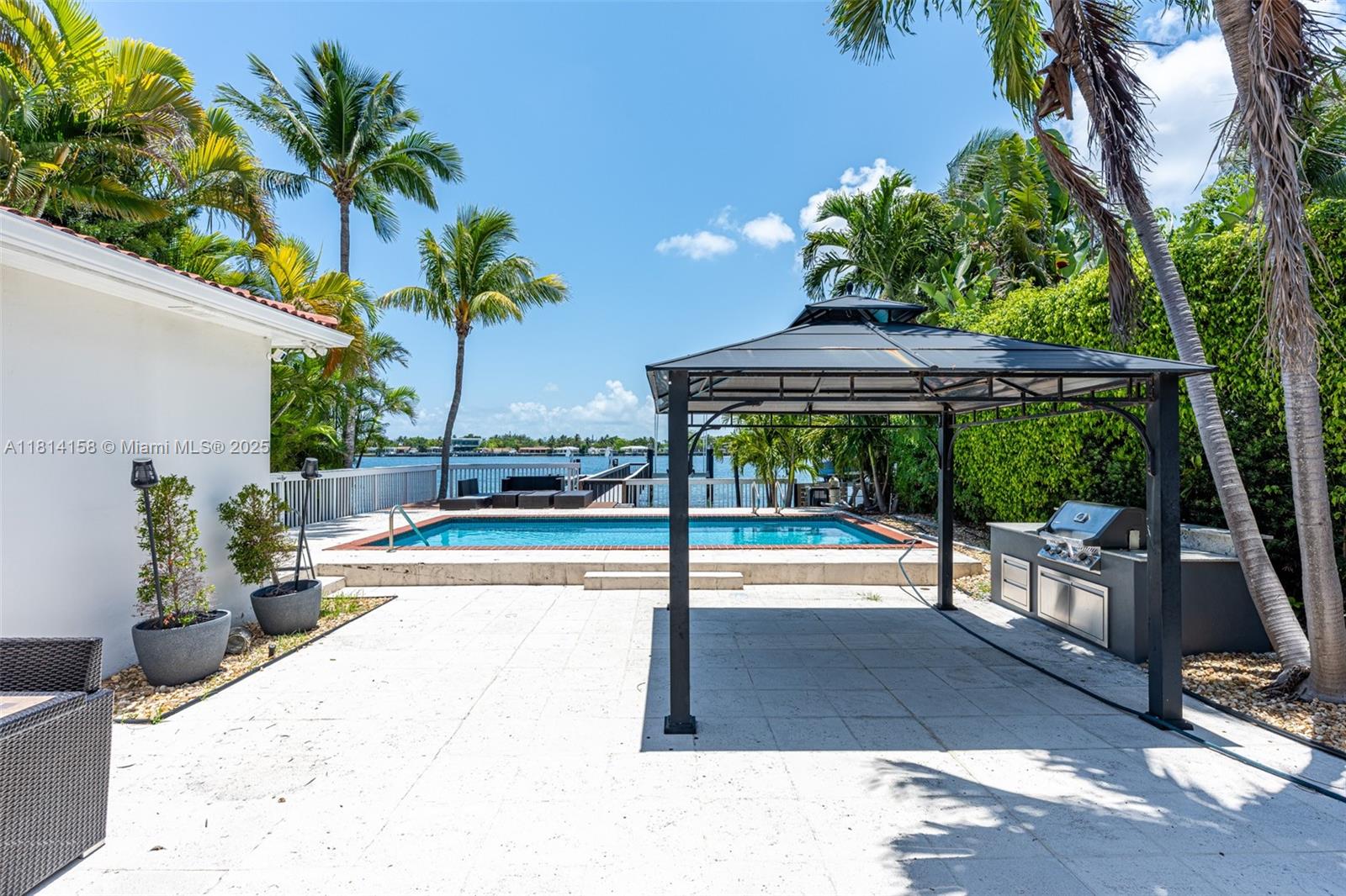 1430 Stillwater Dr #1430 Miami Beach, FL 33141