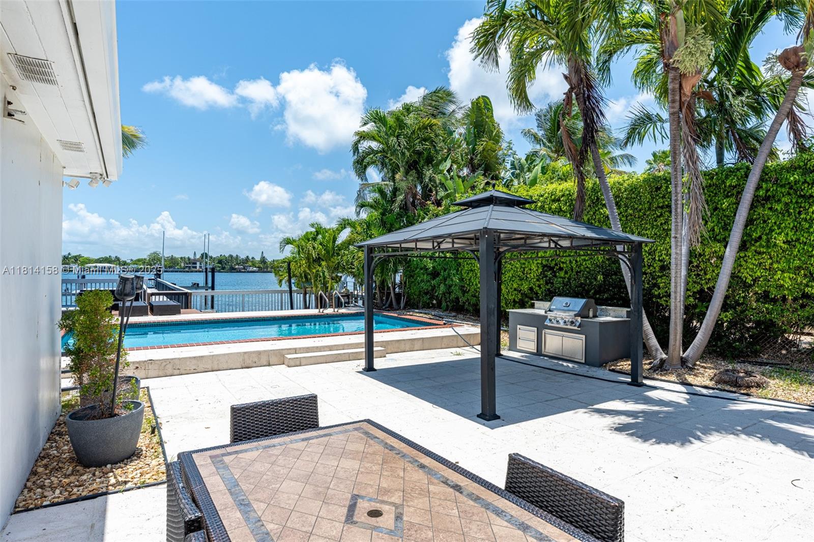 1430 Stillwater Dr #1430 Miami Beach, FL 33141