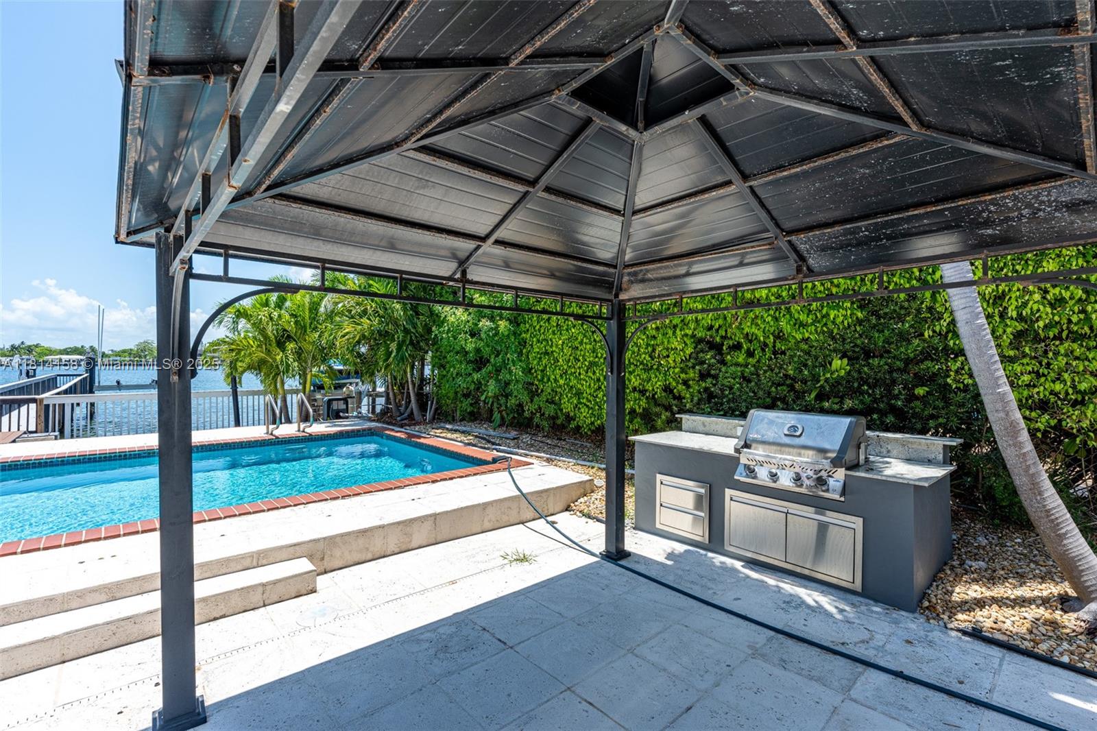 1430 Stillwater Dr #1430 Miami Beach, FL 33141