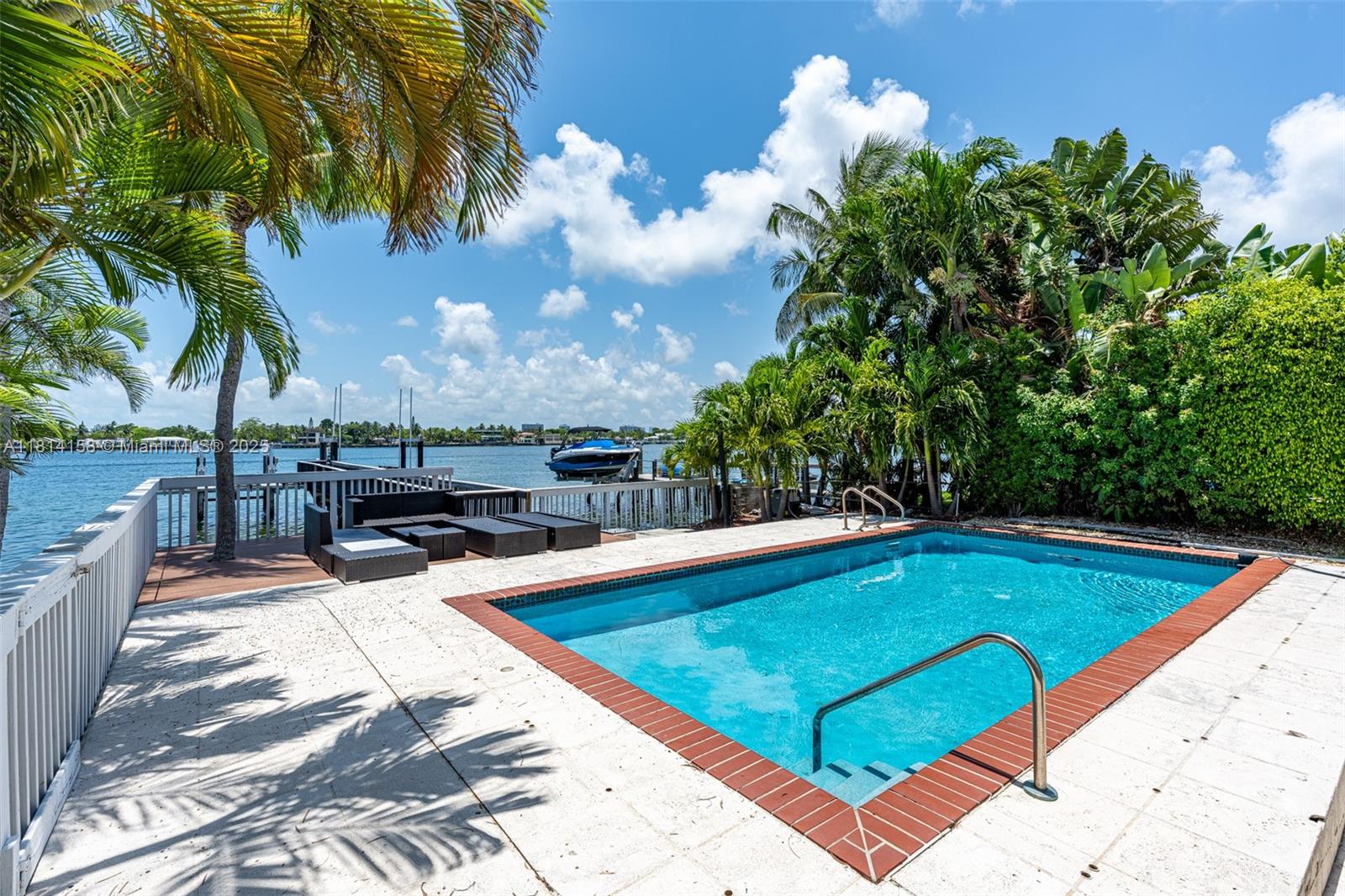 1430 Stillwater Dr #1430 Miami Beach, FL 33141