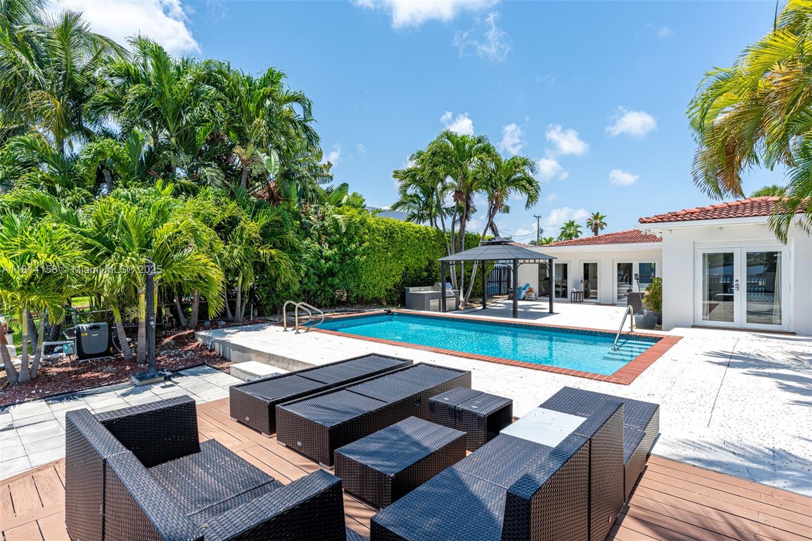 1430 Stillwater Dr #1430 Miami Beach, FL 33141