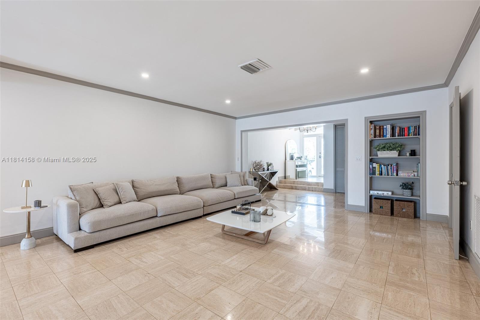 1430 Stillwater Dr #1430 Miami Beach, FL 33141