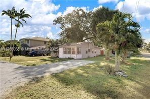 858 SW 11th Ct
