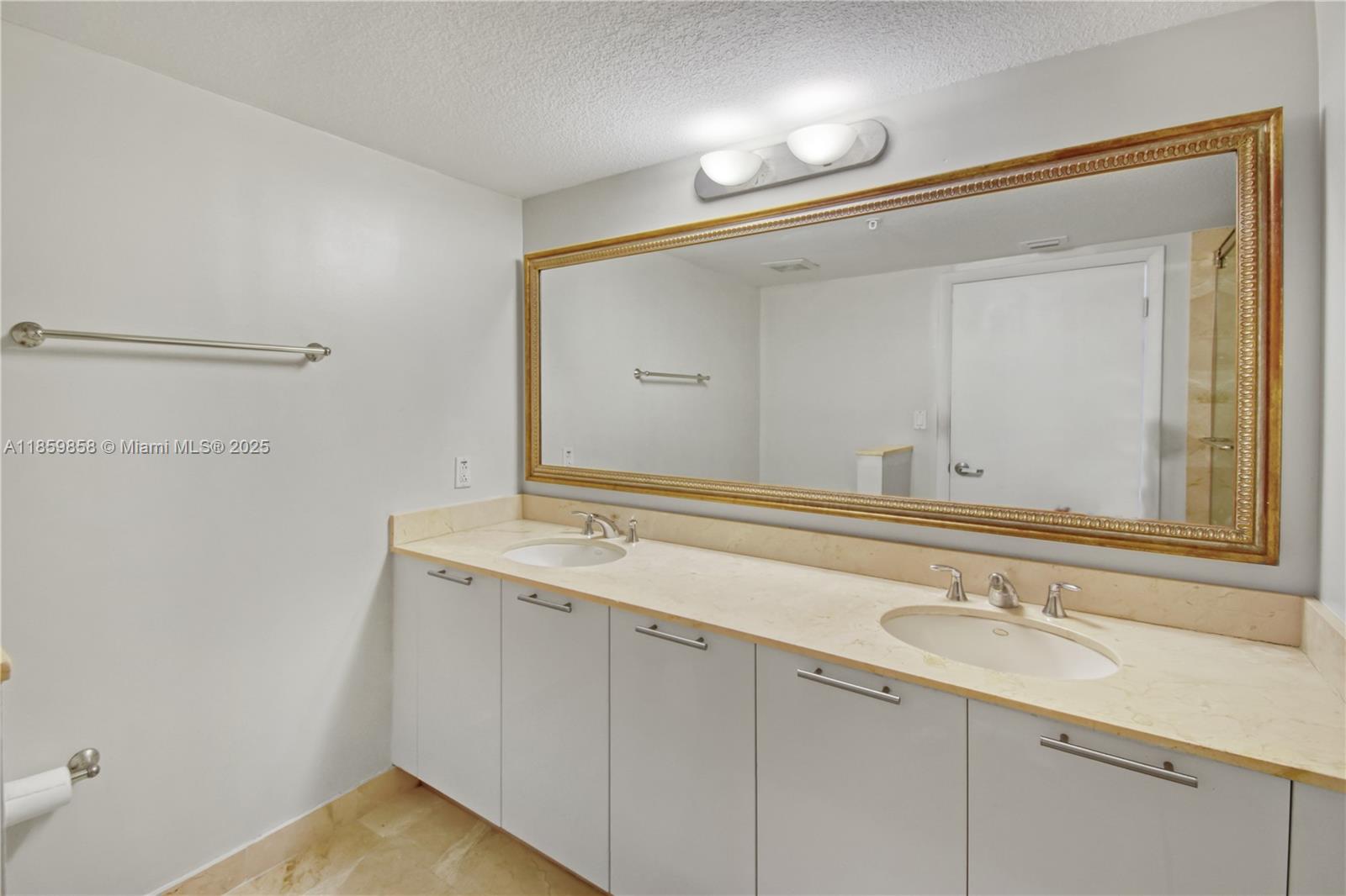 image 1800 Club Condo23