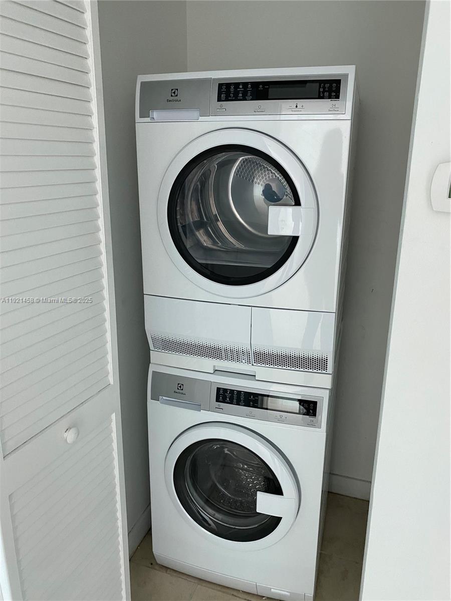 300 S Biscayne Blvd #2710 Miami, FL 33131