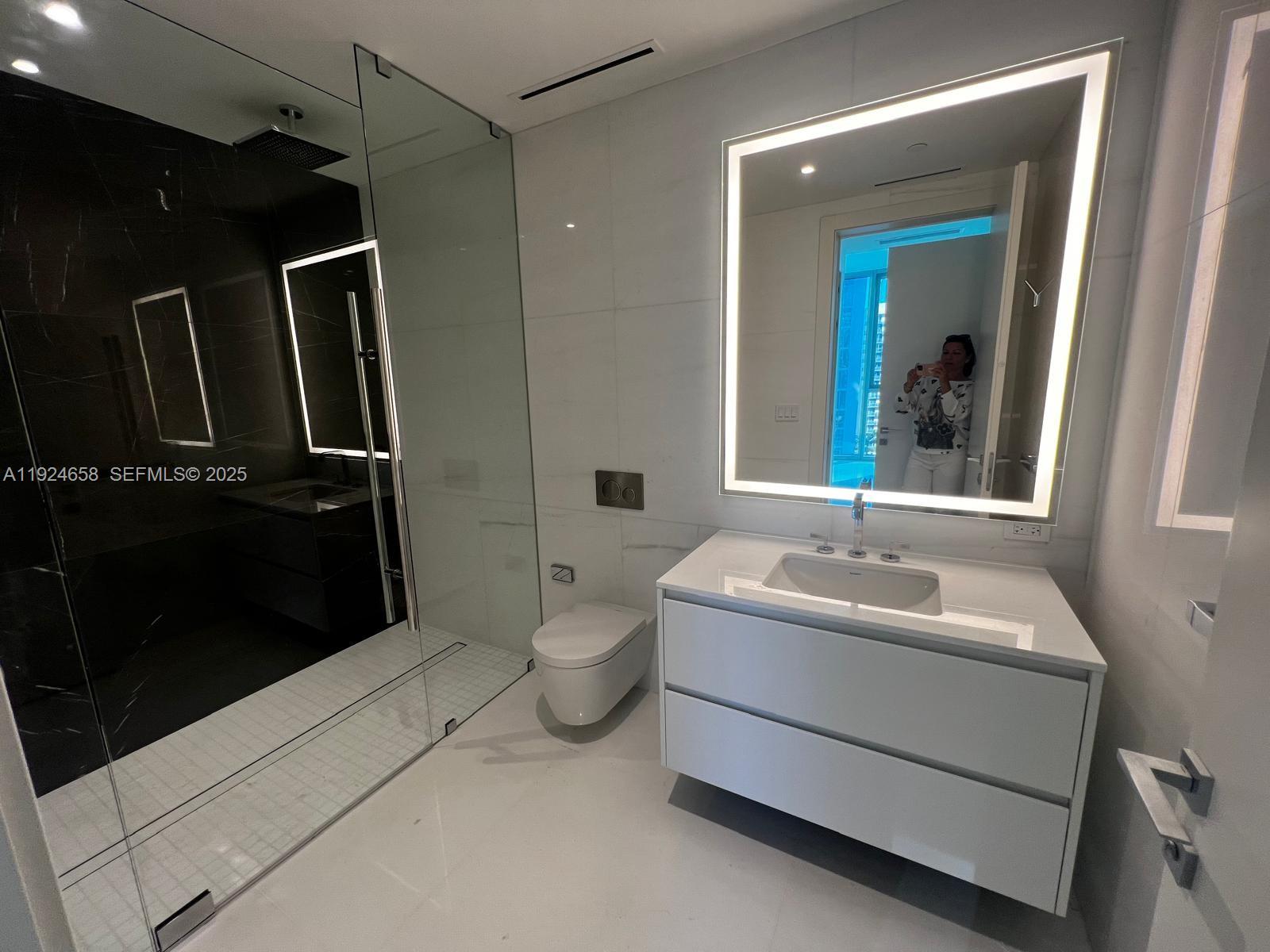 300 Biscayne Blvd Way #2208W Miami, FL 33131