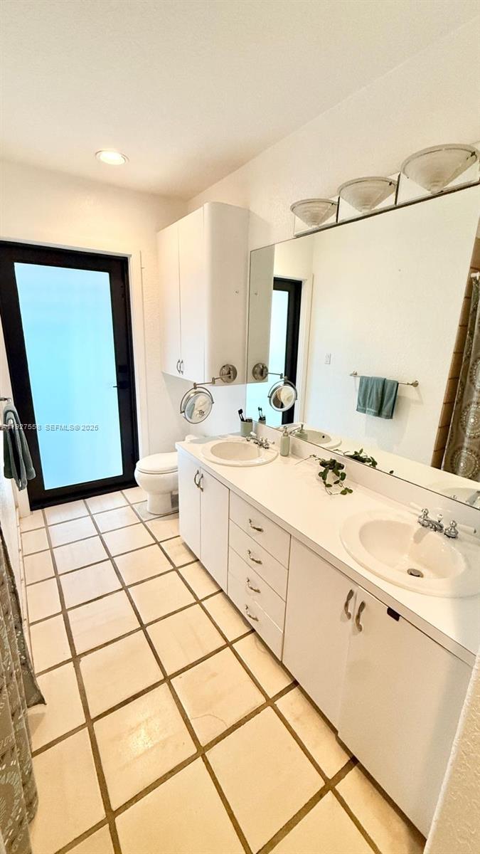 Undisclosed Address Palmetto Bay, FL 33157