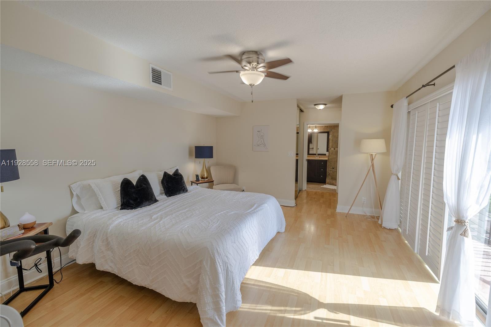 11006 N Harmony Lk Cir Davie, FL 33324