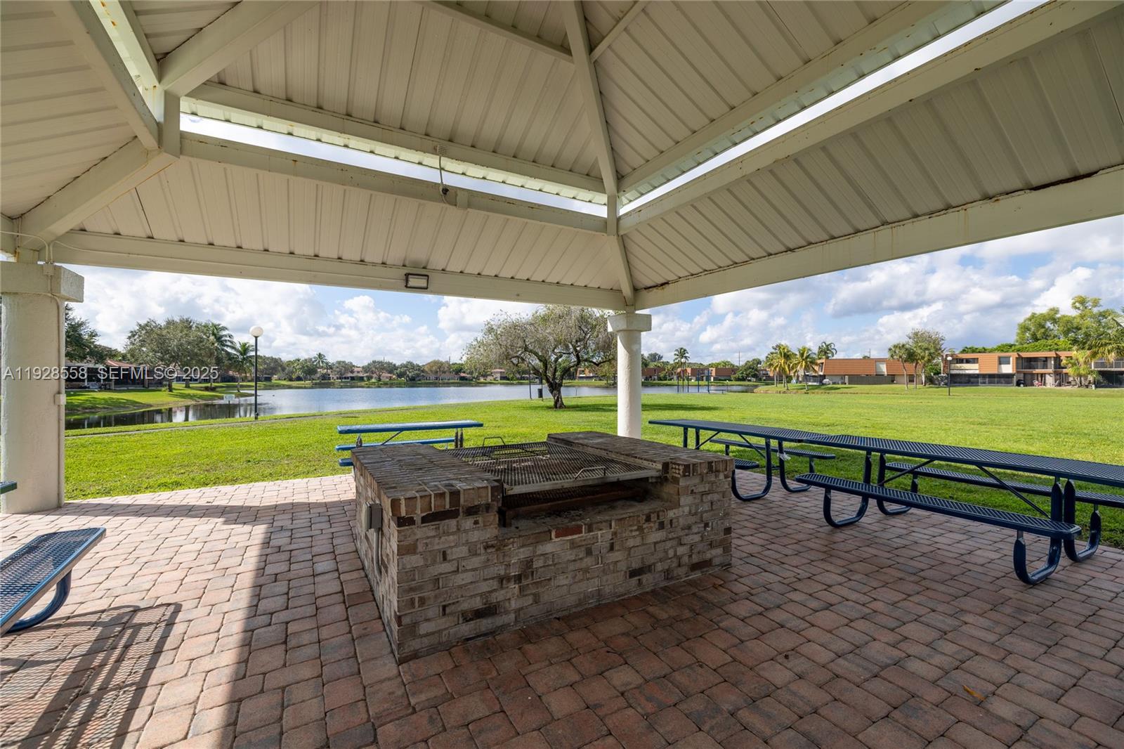 11006 N Harmony Lk Cir Davie, FL 33324