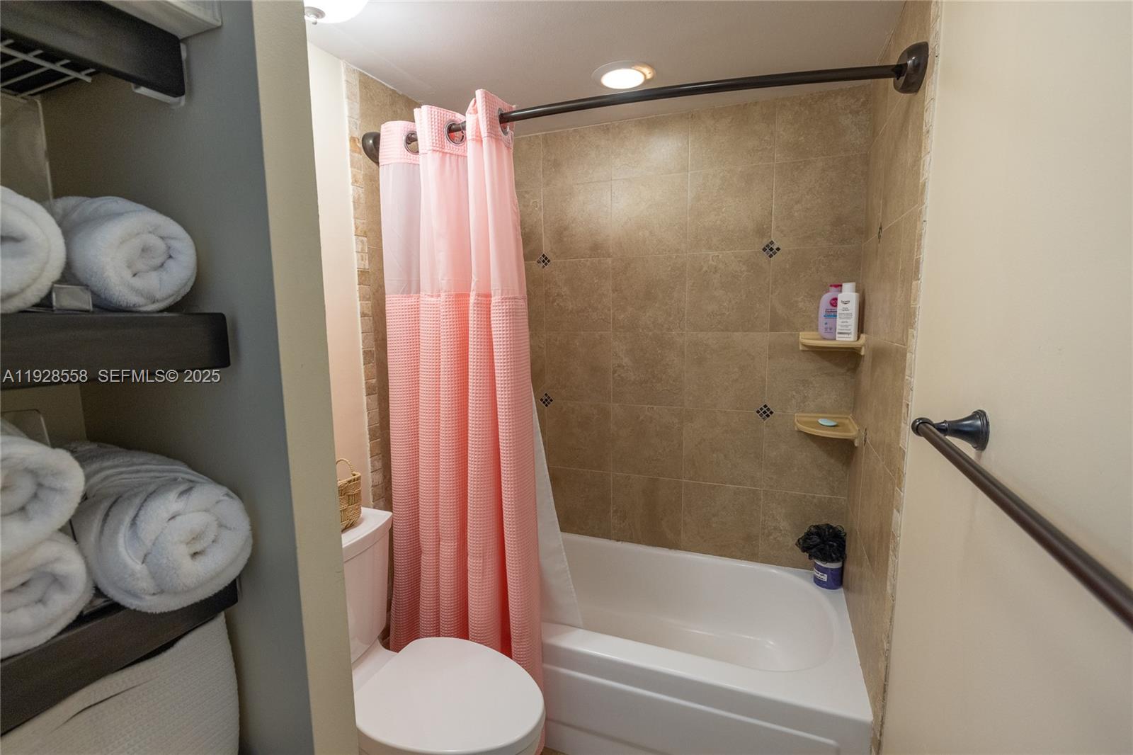 11006 N Harmony Lk Cir Davie, FL 33324