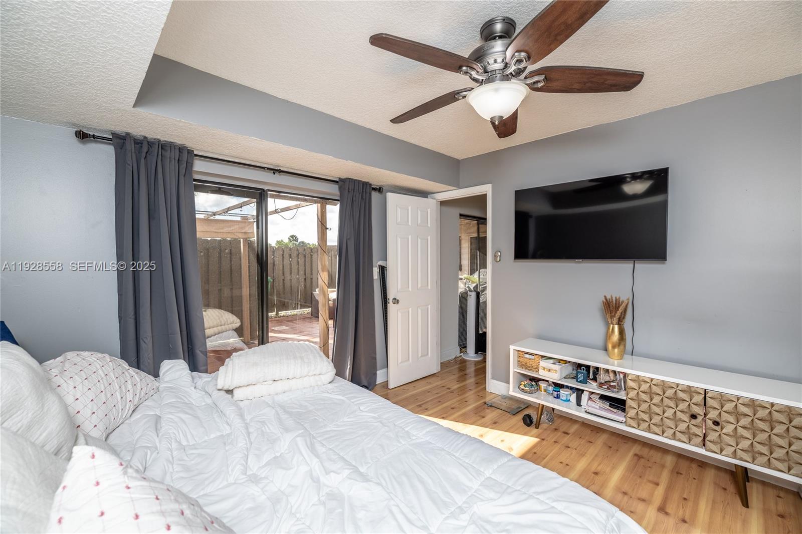 11006 N Harmony Lk Cir Davie, FL 33324