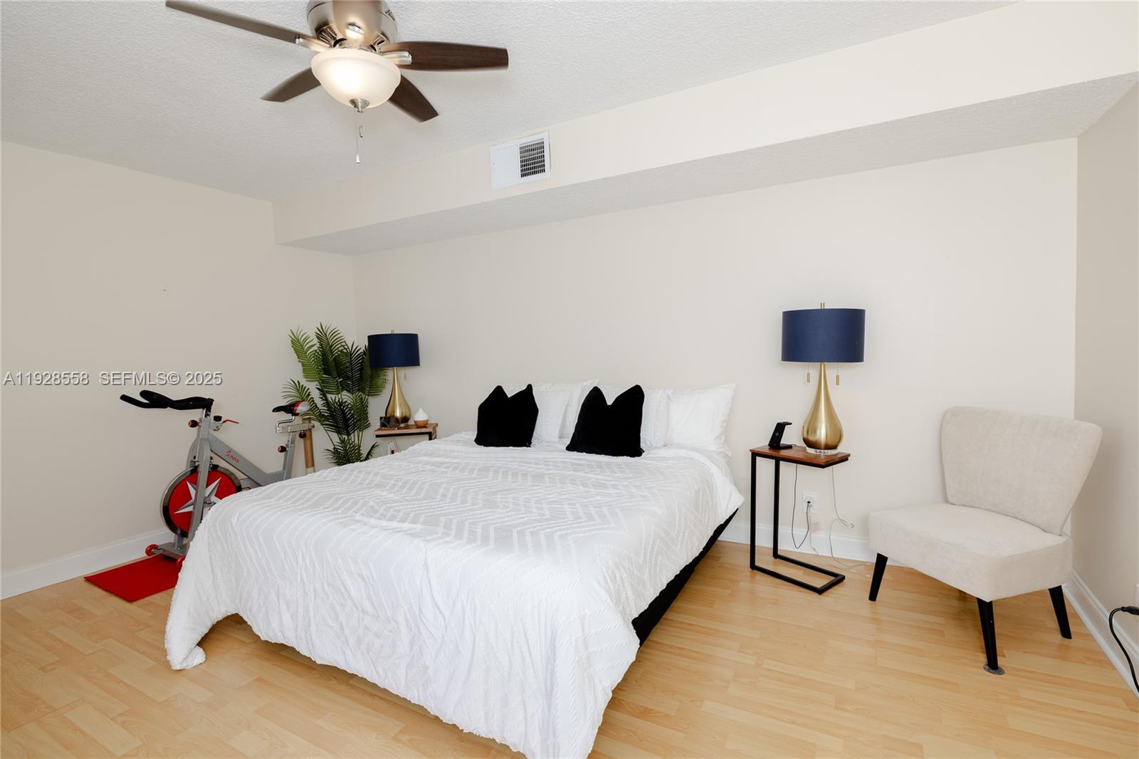 11006 N Harmony Lk Cir Davie, FL 33324