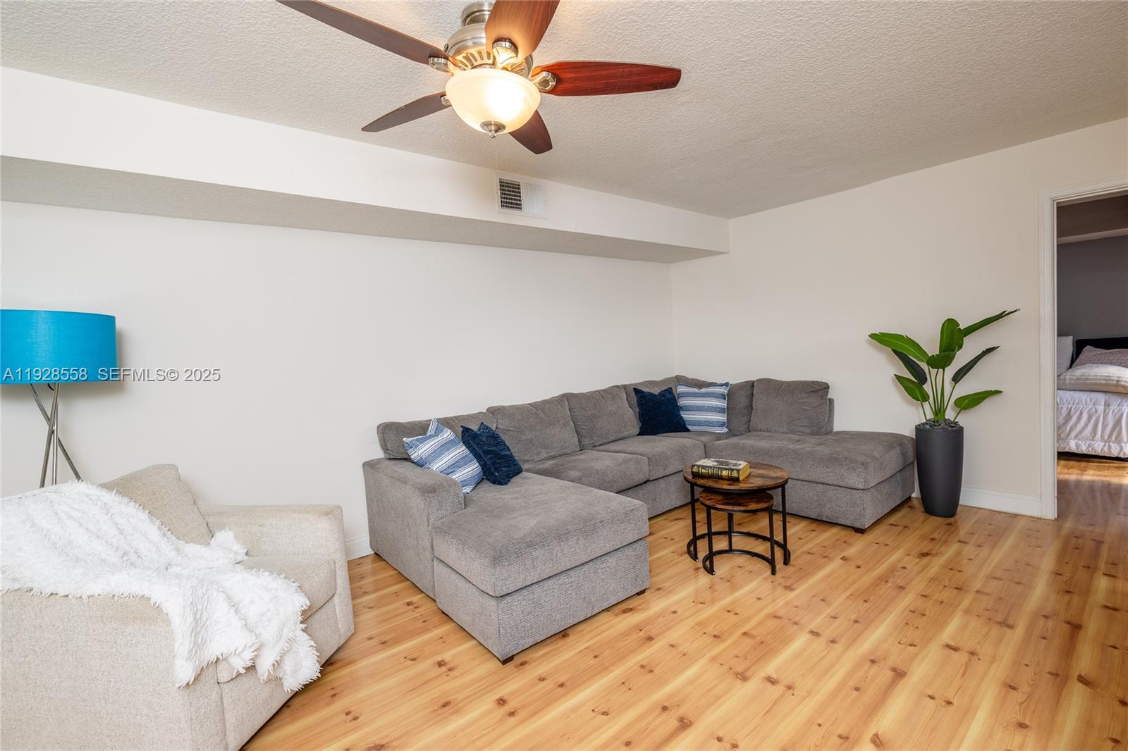 11006 N Harmony Lk Cir Davie, FL 33324