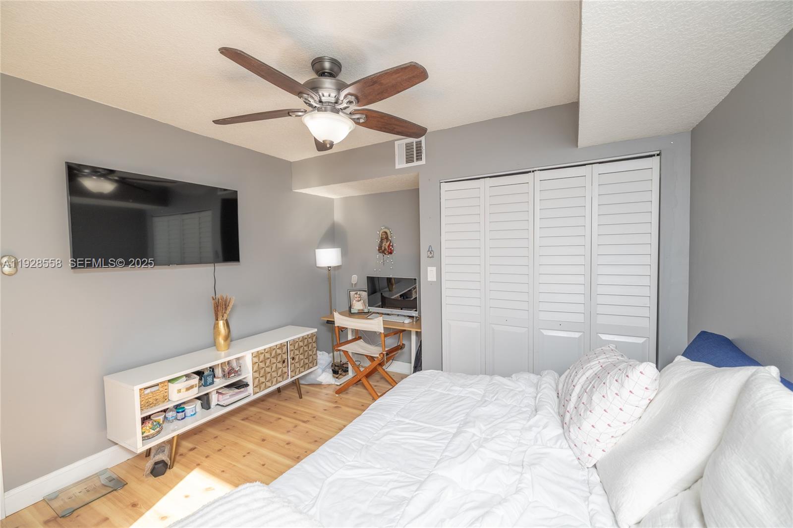 11006 N Harmony Lk Cir Davie, FL 33324